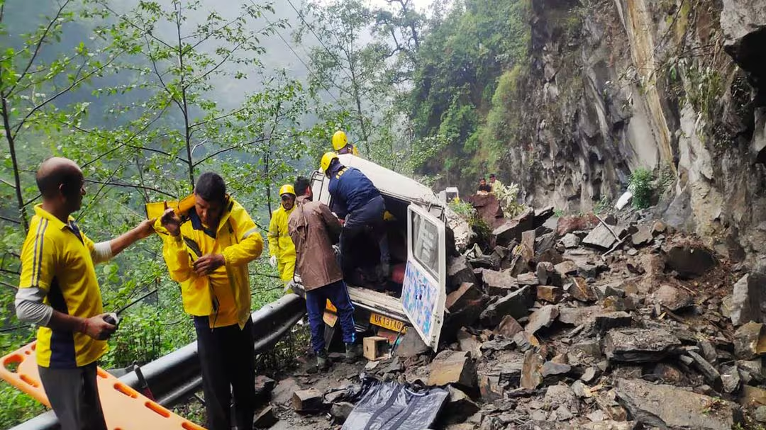 Accident near Gaurikund . A vehicle crashed in which 14 passengers were on board, 13 injured evacuated, search for one