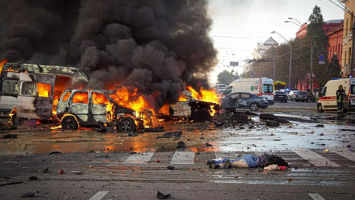 रूस का यूक्रेन के सूमी शहर पर Ballistic मिसाइल ह/म/ला: 21 की मौ/त, सड़क पर पड़े मिले शव; लगातार दूसरे दिन जारी हवाई हमले। रूस का यूक्रेन के सूमी शहर पर Ballistic मिसाइल ह/म/ला: 21 की मौ/त, सड़क पर पड़े मिले शव; लगातार दूसरे दिन जारी हवाई हमले।