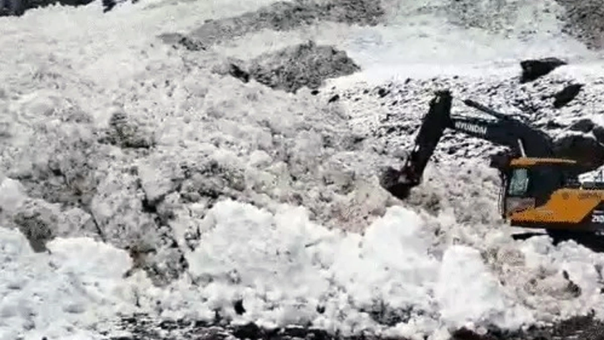 J & K में भारी बारिश का कहर: रामबन जिले में बादल फटने से 3 की मौ/त, 100 से ज्यादा लोगों का रेस्क्यू।