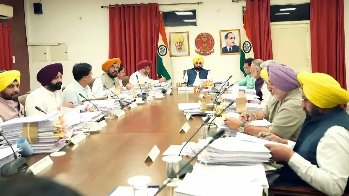 Punjab सरकार की कैबिनेट बैठक जारी: CM आवास पर चल रही बैठक, वित्त मंत्री 11:30 बजे करेंगे प्रेस वार्ता।