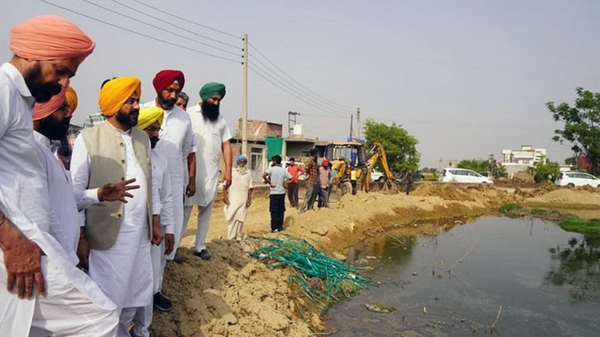 Punjab में भूजल बचाने की पहल: 15 हजार तालाबों की होगी सफाई, मान सरकार ने जारी किए ₹4573 करोड़। Punjab में भूजल बचाने की पहल: 15 हजार तालाबों की होगी सफाई, मान सरकार ने जारी किए ₹4573 करोड़।