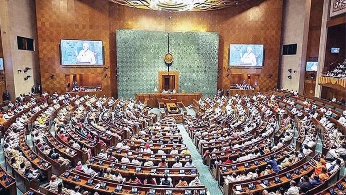 UP: वक्फ संशोधन विधेयक के लोकसभा में पारित होने पर झांसी में सर्वसमाज ने मनाई खुशियां।