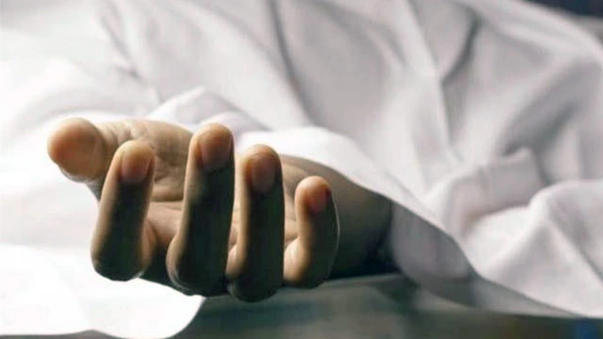 UP: तेज आंधी तूफान बना आफत, पेड़ और बिजली के खंभे टूटे, 3 की मौ//त। UP: तेज आंधी तूफान बना आफत, पेड़ और बिजली के खंभे टूटे, 3 की मौ//त।