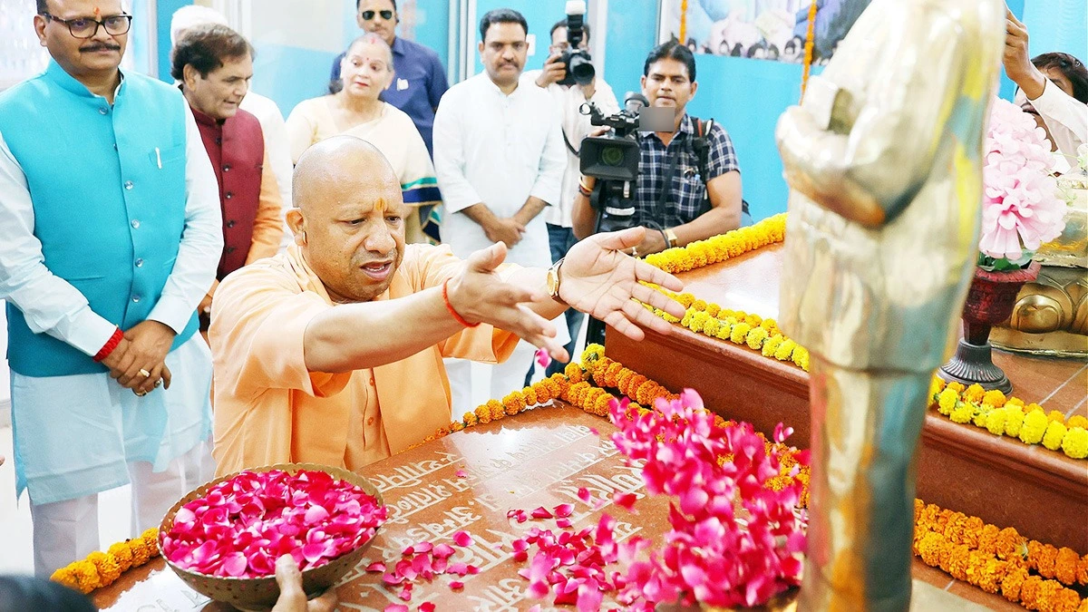 UP: सीएम योगी ने कैबिनेट के साथ डॉ. आंबेडकर को दी श्रद्धांजलि, पुष्प अर्पित कर किया योगदान का स्मरण। UP: सीएम योगी ने कैबिनेट के साथ डॉ. आंबेडकर को दी श्रद्धांजलि, पुष्प अर्पित कर किया योगदान का स्मरण।