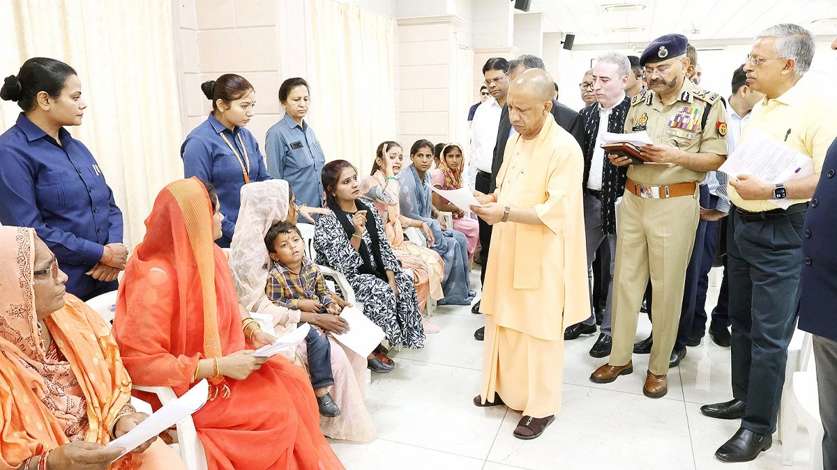 UP: जनता दर्शन में मुख्यमंत्री योगी ने सुनीं लोगों की समस्याएं, लापरवाही पर दी सख्त कार्रवाई की चे/ताव/नी।