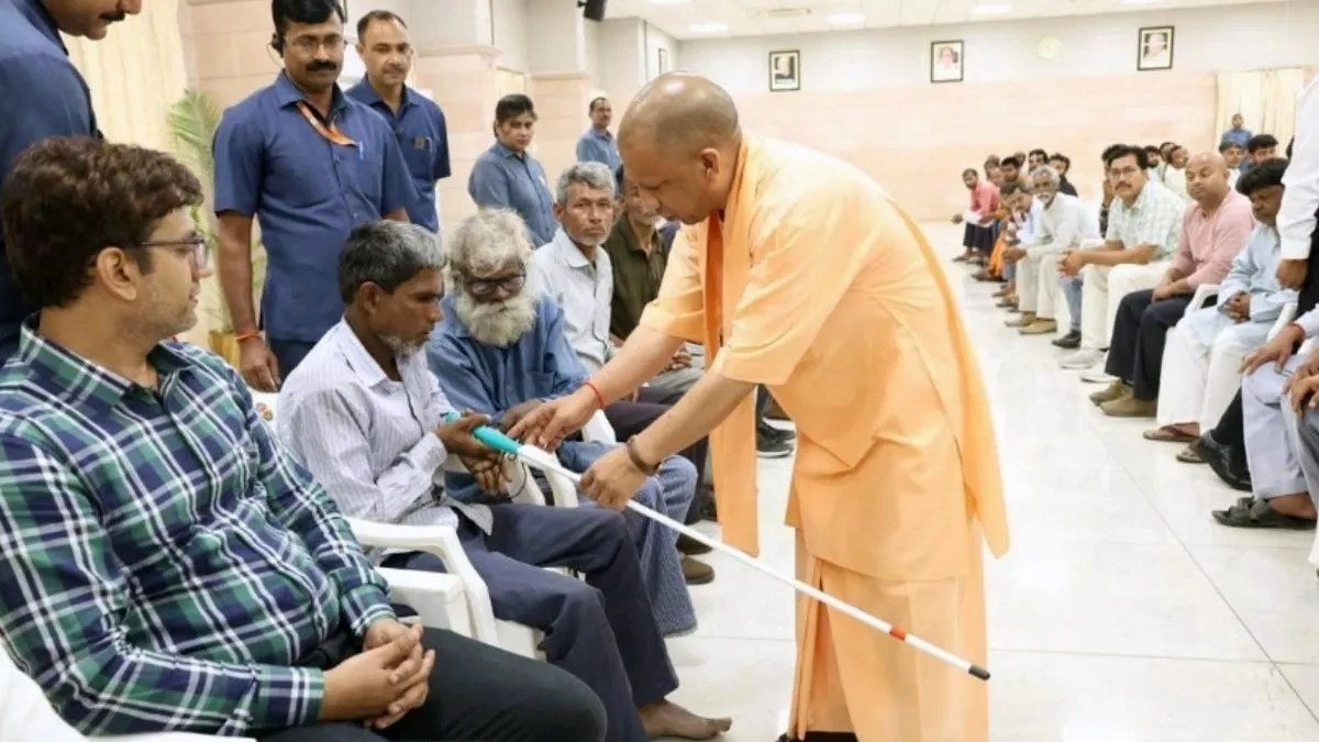 UP: दिव्यांग को नहीं मिल रही थी पेंशन, मुख्यमंत्री योगी ने सुनी दिव्यांग की फरियाद, तुरंत दिलाई पेंशन।