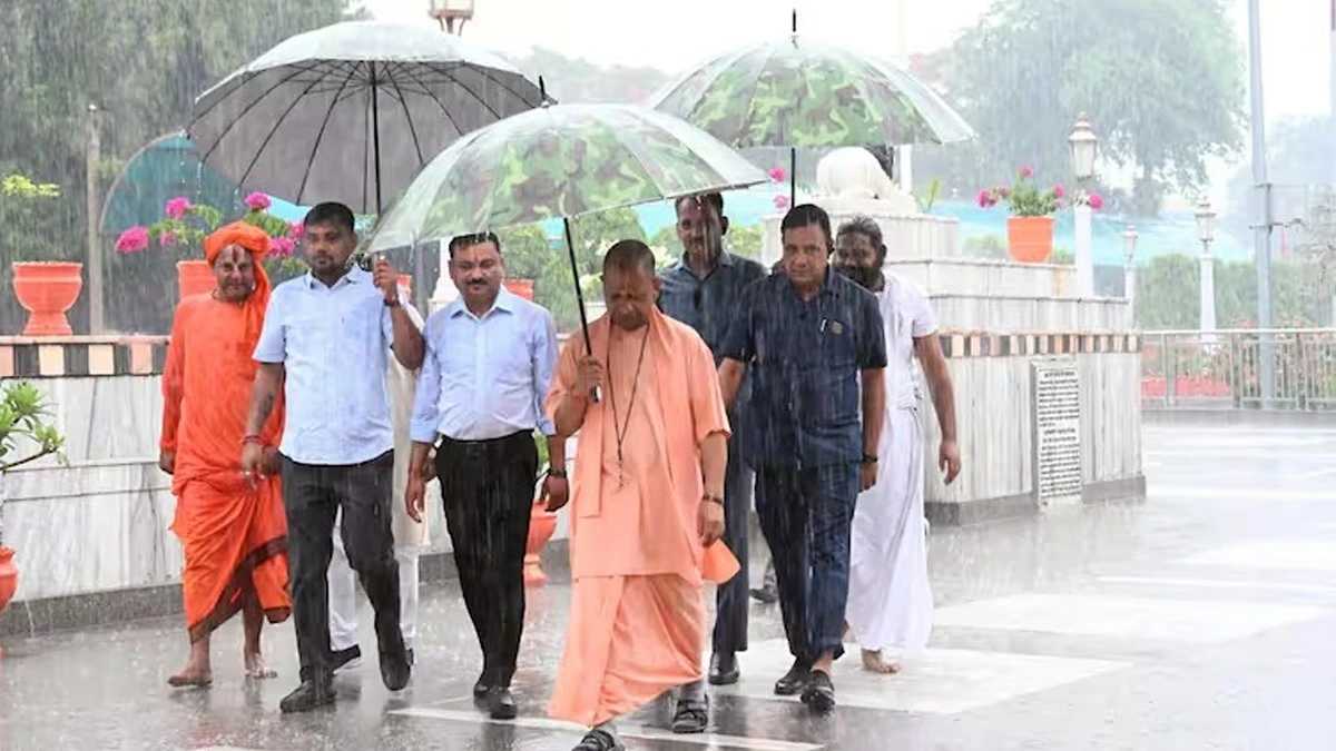 UP: तेज बारिश में भी सीएम योगी का जनसंपर्क जारी, गोरखपुर में सुनीं लोगों की परेशानियां।