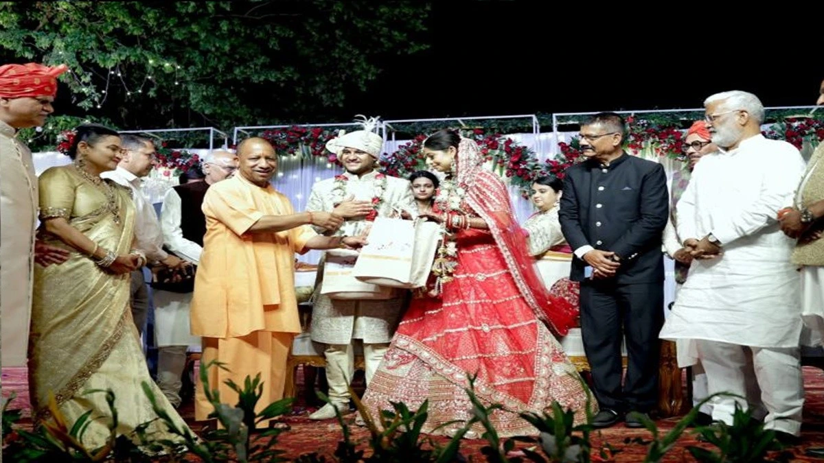 UP: मुख्य सचिव मनोज कुमार सिंह के बेटे शिवम की भव्य शादी में शामिल हुए सीएम योगी और यूपी सरकार के कई अधिकारी। UP: मुख्य सचिव मनोज कुमार सिंह के बेटे शिवम की भव्य शादी में शामिल हुए सीएम योगी और यूपी सरकार के कई अधिकारी।