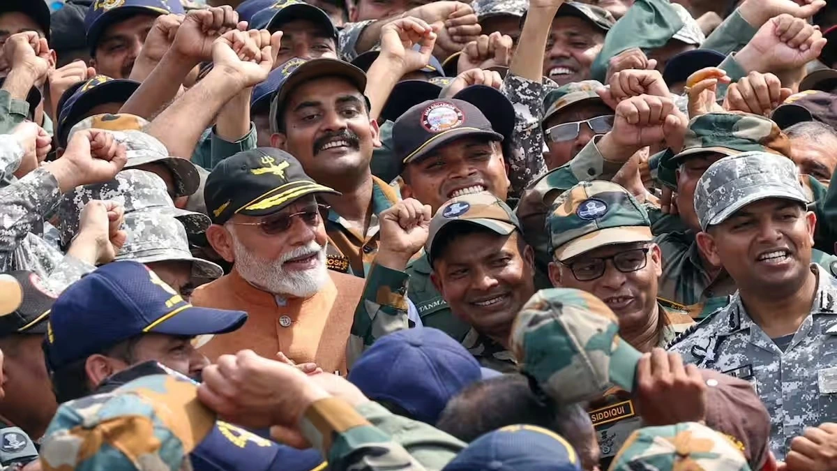 पंजाब पहुंचे PM मोदी, आदमपुर एयरबेस पर जवानों से की मुलाकात; बोले- साहसी योद्धाओं से मिलना खास अनुभव। पंजाब पहुंचे PM मोदी, आदमपुर एयरबेस पर जवानों से की मुलाकात; बोले- साहसी योद्धाओं से मिलना खास अनुभव।