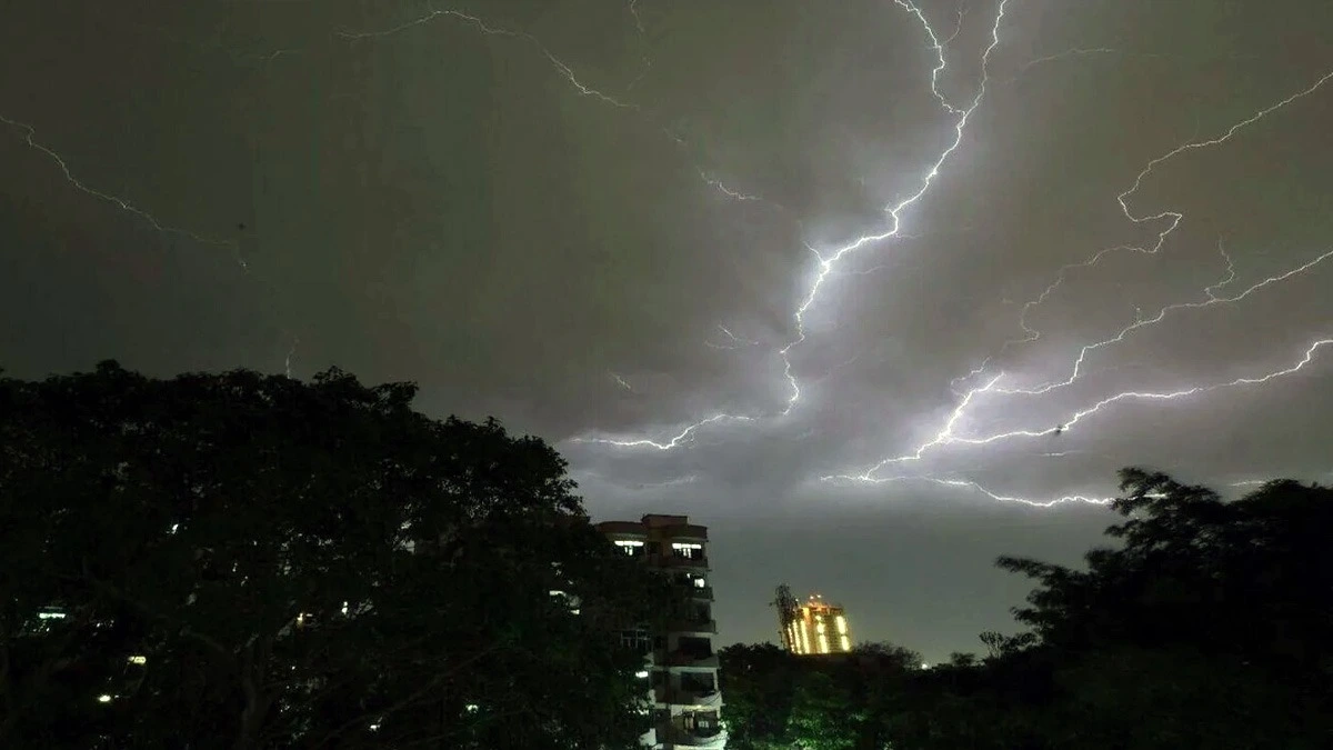 मौसम अलर्ट: दिल्ली-UP में झमाझम बारिश, बंगाल और उत्तराखंड सहित कई राज्यों में आंधी-तूफान की चेतावनी। मौसम अलर्ट: दिल्ली-UP में झमाझम बारिश, बंगाल और उत्तराखंड सहित कई राज्यों में आंधी-तूफान की चेतावनी।