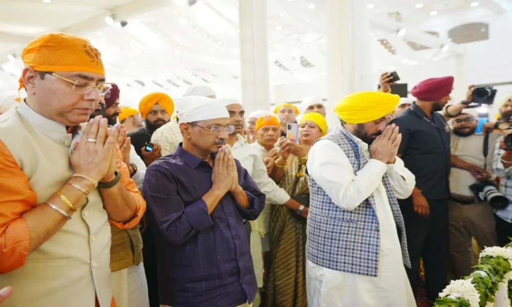 Arvind Kejriwal और Bhagwant Mann ने श्री गुरु तेग़ बहादर जी के 350 th  शहादत दिवस पर हुए Kirtan Darbar में किया नमन