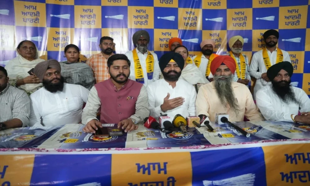 Tarn Taran में Congress को बड़ा झटका, दर्जनों परिवार AAP में शामिल — Harmeet Singh Sandhu को मिला लोगों का समर्थन