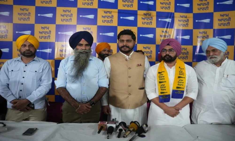 नेता Yadavinder Singh की Aam Aadmi Party में हुई वापसी, कार्यकारी President Sharry Kalsi ने ‘AAP’ परिवार में किया स्वागत नेता Yadavinder Singh की Aam Aadmi Party में हुई वापसी, कार्यकारी President Sharry Kalsi ने ‘AAP’ परिवार में किया स्वागत