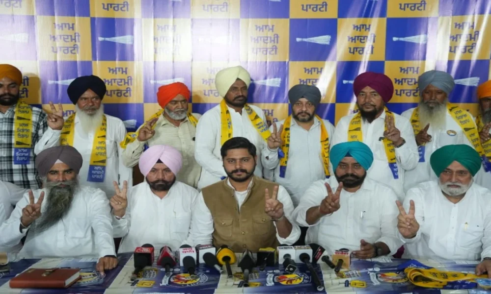 Tarn Taranमें Congress को बड़ा झटका, सैकड़ों नेता और कार्यकर्ता Aam Aadmi Party में शामिल