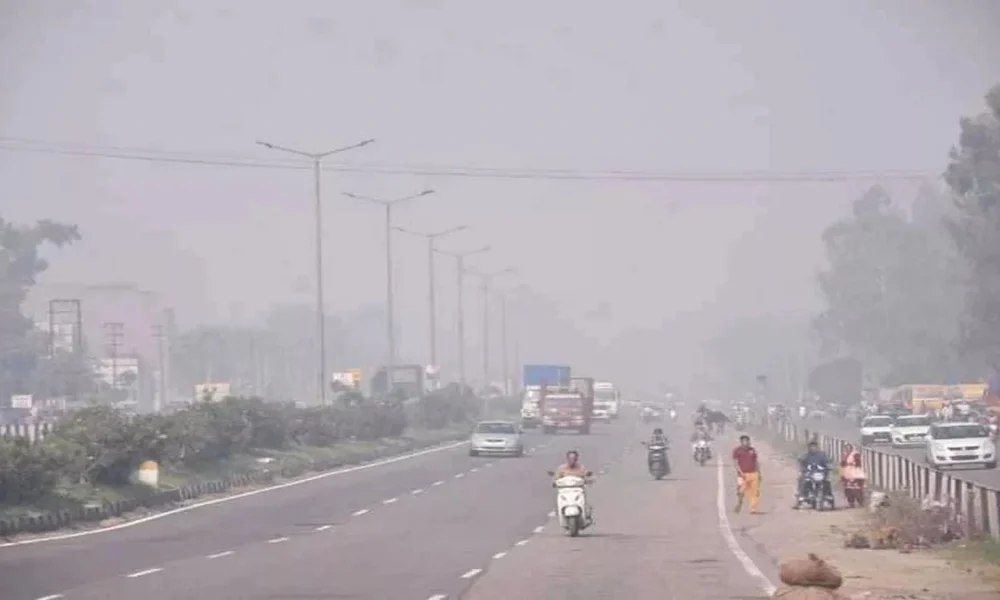Montha के कमजोर पड़ते ही बढ़ा Pollution: Punjab में रात का तापमान सामान्य से 3°C ज्यादा, जल्द गिरेगा पारा