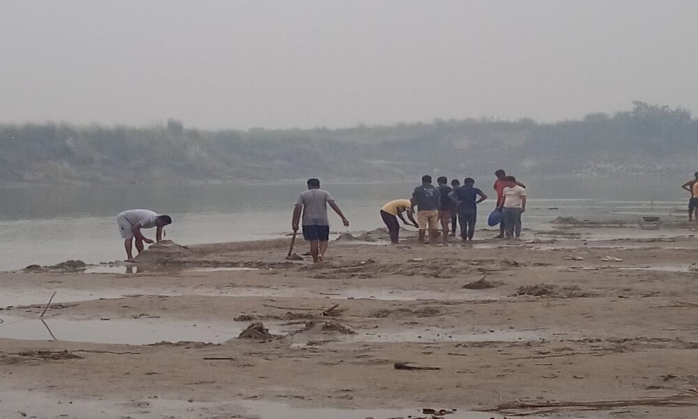 Gorakhpur में Chhath Ghat पर बेदी बनाने को लेकर बवाल, MP Ravi Kishan ने यात्रियों से पूछा- “कइसन बा व्यवस्था?”