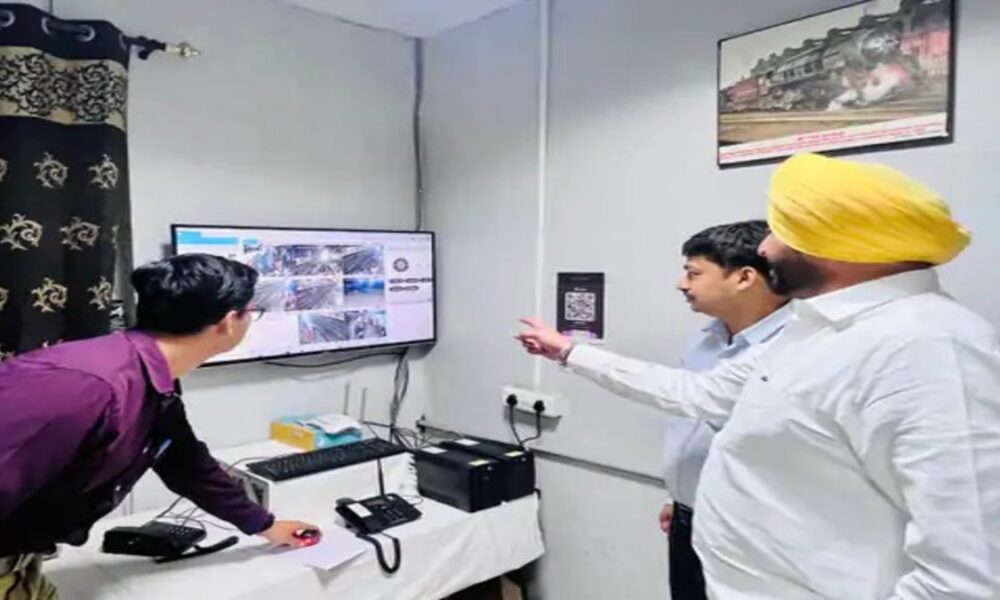 छठ पूजा पर यात्रियों के लिए बड़ी राहत: केंद्रीय मंत्री Ravneet Singh Bittu ने Ludhiana Station पर लिया इंतजामों का जायजा, बोले – हर यात्री सुरक्षित और सहज यात्रा करेगा!