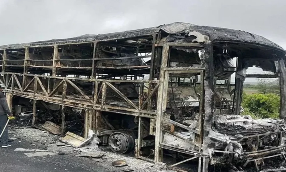 Andhra Pradesh में चलती Bus में आग, 20 लोगों की दर्दनाक मौत — बाइक टकराने से Fuel Tank में लगी आग