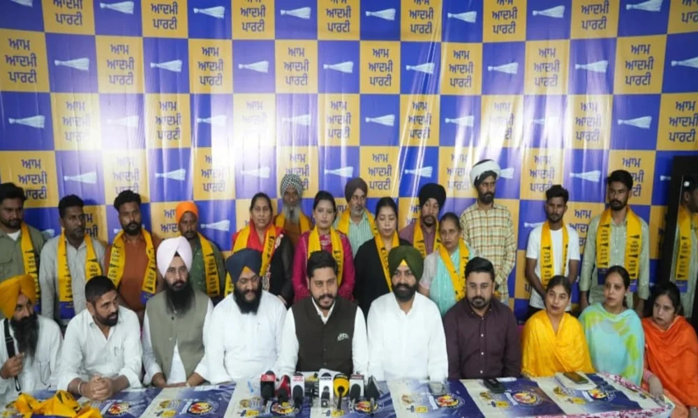 Tarn Taran Bypoll से पहले बड़ा राजनीतिक बदलाव – Akali Dal की नेता वंदना गिल अपने समर्थकों के साथ APP में शामिल