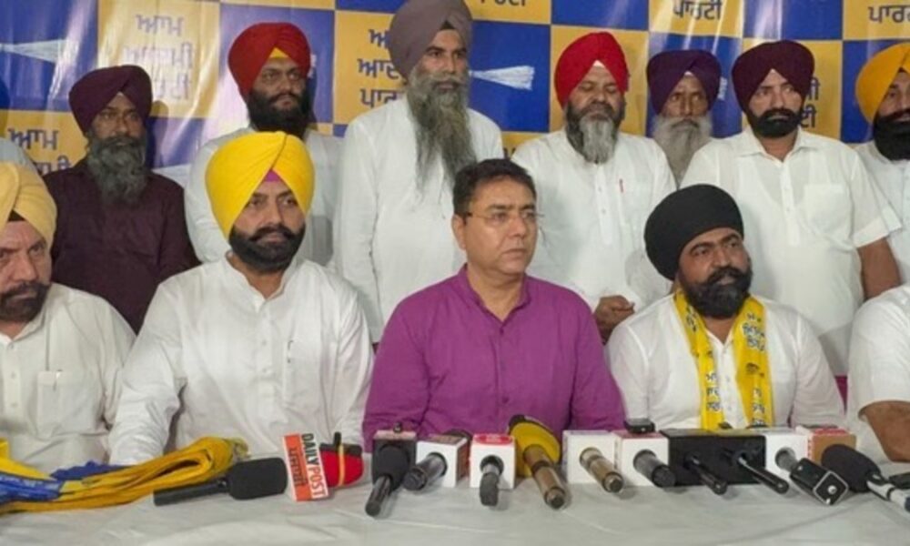 तरनतारन से कांग्रेस नेता और आज़ाद उम्मीदवार Harpal Singh अपने साथियों समेत ‘आप’ में हुए शामिल, उम्मीदवार Harmeet Sandhu को दिया समर्थन