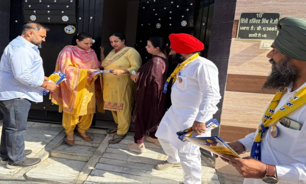 APP Women Wing अध्यक्ष Dr. Amandeep Kaur Arora ने Harmeet Sandhu के समर्थन में किया Door-to-Door Campaign APP Women Wing अध्यक्ष Dr. Amandeep Kaur Arora ने Harmeet Sandhu के समर्थन में किया Door-to-Door Campaign