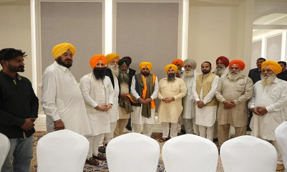 Sekhwan के नेतृत्व में Dharmi Fauji परिवारों ने AAP को दिया समर्थन, CM ने मसले हल करने का दिया भरोसा