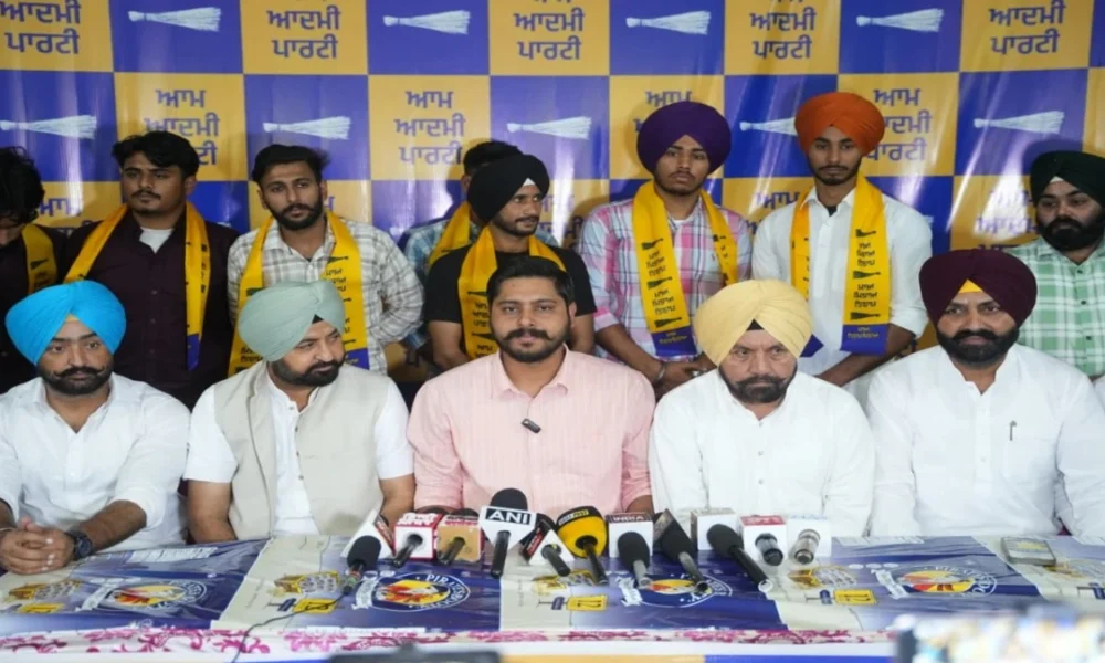दर्जनों Young Leaders ने Akali Dal छोड़ा, Aam Aadmi Party में हुए शामिल; शैरी Kalsi बोले – ‘यहां सिर्फ मेहनत की कद्र होती है’