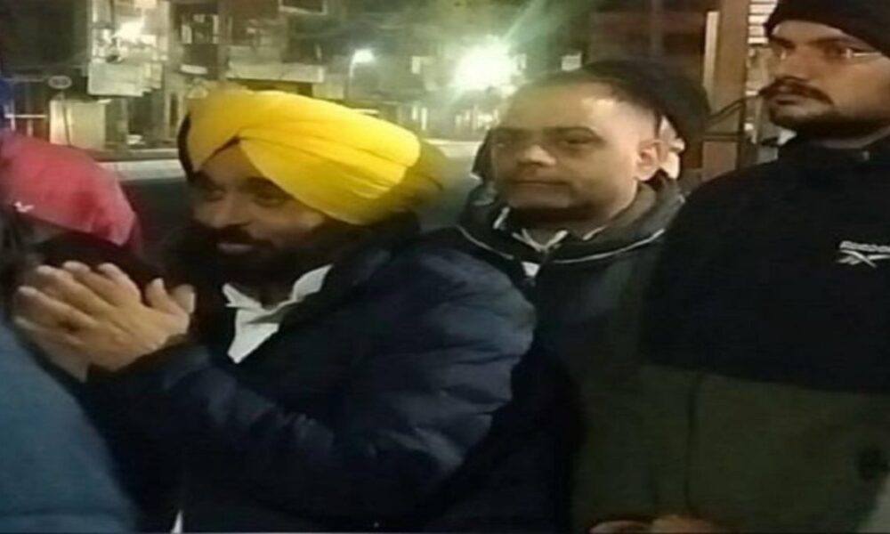 बिना VIP Security के Bus Stand पहुंचे CM Bhagwant Mann — लोगों के बीच खड़े होकर सुनीं उनकी परेशानियां