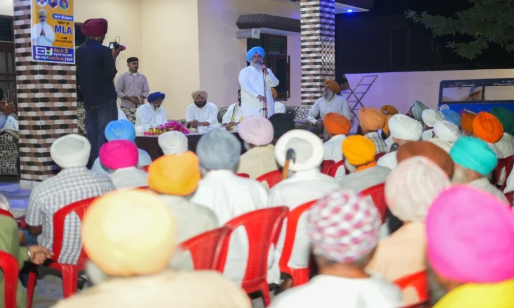 गांव Mugal Chakk में AAP उम्मीदवार Harmeet Sandhu को मिला जबरदस्त Support, लोगों ने कहा – इस बार जीत पक्की