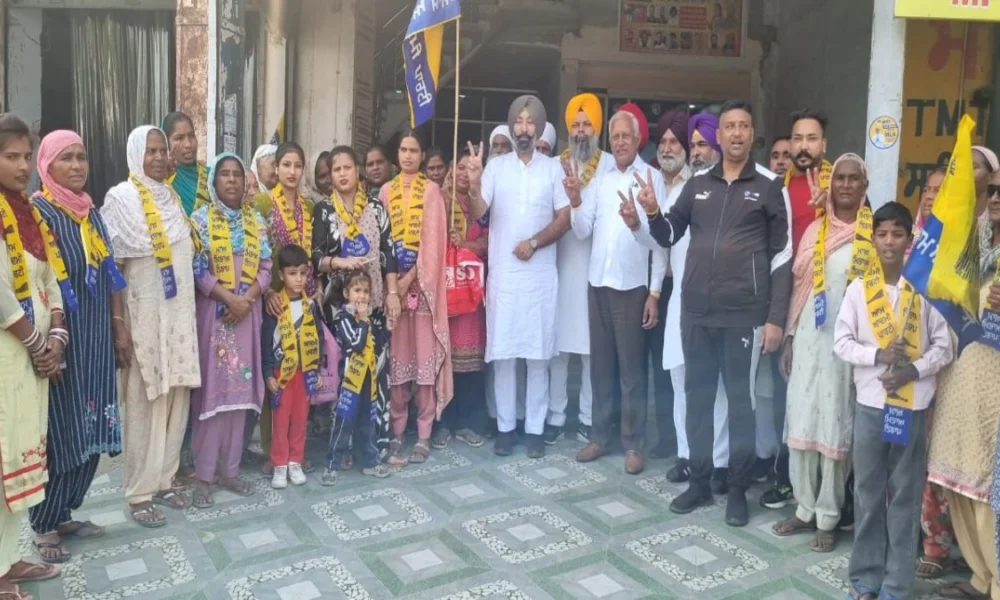 Tarn Taran Bypoll से पहले APP को बड़ा Political समर्थन, Jhabbal इलाके के सैकड़ों परिवार Party में हुए शामिल