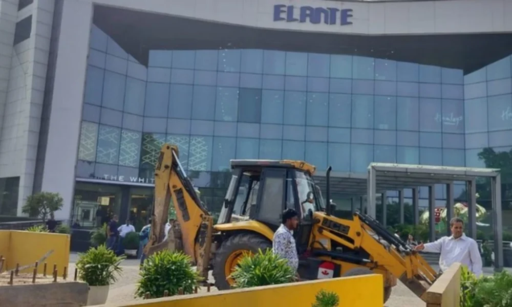 ChandigarhAdministration की बड़ी कार्रवाई: Elante Mall में अवैध Construction तोड़ा गया, Parking की जगह बनाई थी Greenery