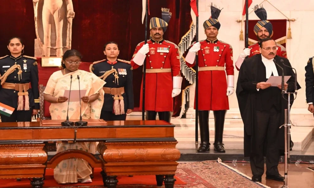 India के 53वें Chief Justice बने Justice Surya Kant, राष्ट्रपति Droupadi Murmu ने दिलाई शपथ