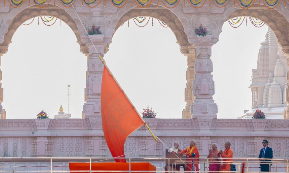Ram Mandir में पहली बार फहराई गई Dharmadhwaja, PM Modi बोले—‘सदियों के घाव भर गए’