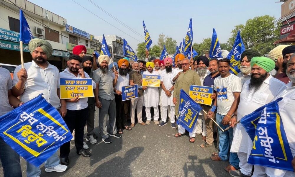 Akali और Congress ने दिया Drug Mafia को संरक्षण, Punjab को नशा मुक्त बनाना Mann सरकार का Mission: Harmeet Sandhu Akali और Congress ने दिया Drug Mafia को संरक्षण, Punjab को नशा मुक्त बनाना Mann सरकार का Mission: Harmeet Sandhu