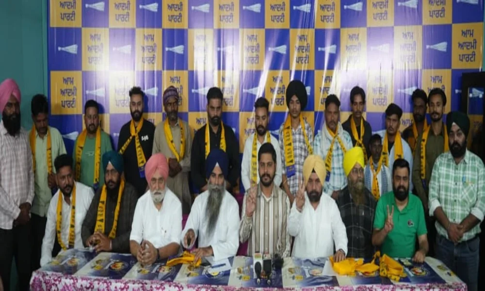 Tarn Taran By-Election से पहले Aam Aadmi Party को बड़ा फायदा, कई Akali Families हुए APPमें शामिल