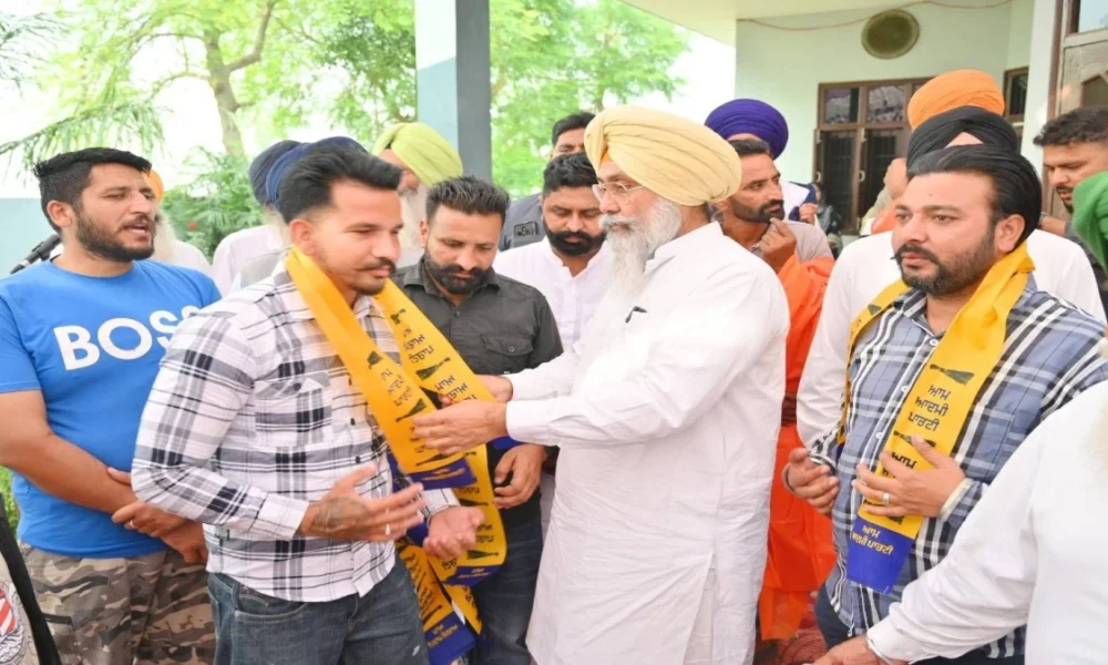 Shiromani Akali Dal को बड़ा झटका, Sarpanch Happy की प्रेरणा से दर्जनों Families APP में शामिल Shiromani Akali Dal को बड़ा झटका, Sarpanch Happy की प्रेरणा से दर्जनों Families APP में शामिल