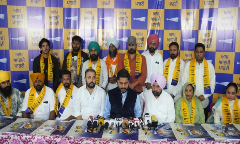 Khair Dinke के कई परिवार Aam Aadmi Party में शामिल, Tarn Taran By-Election से पहले APP को मिला बड़ा सहारा Khair Dinke के कई परिवार Aam Aadmi Party में शामिल, Tarn Taran By-Election से पहले APP को मिला बड़ा सहारा