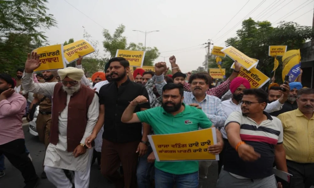 Tarn Taran में AAP का विरोध प्रदर्शन, Raja Warring के Casteist Remarks के खिलाफ फूंका पुतला