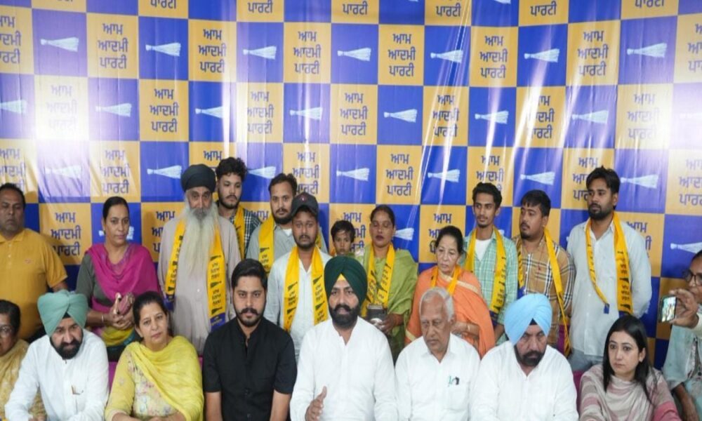 Harmeet Sandhu के अभियान को मिली बड़ी मजबूती, Akali Dal Trade Wing के अध्यक्ष Mukhtar Sandhu दर्जनों साथियों सहित APP में शामिल