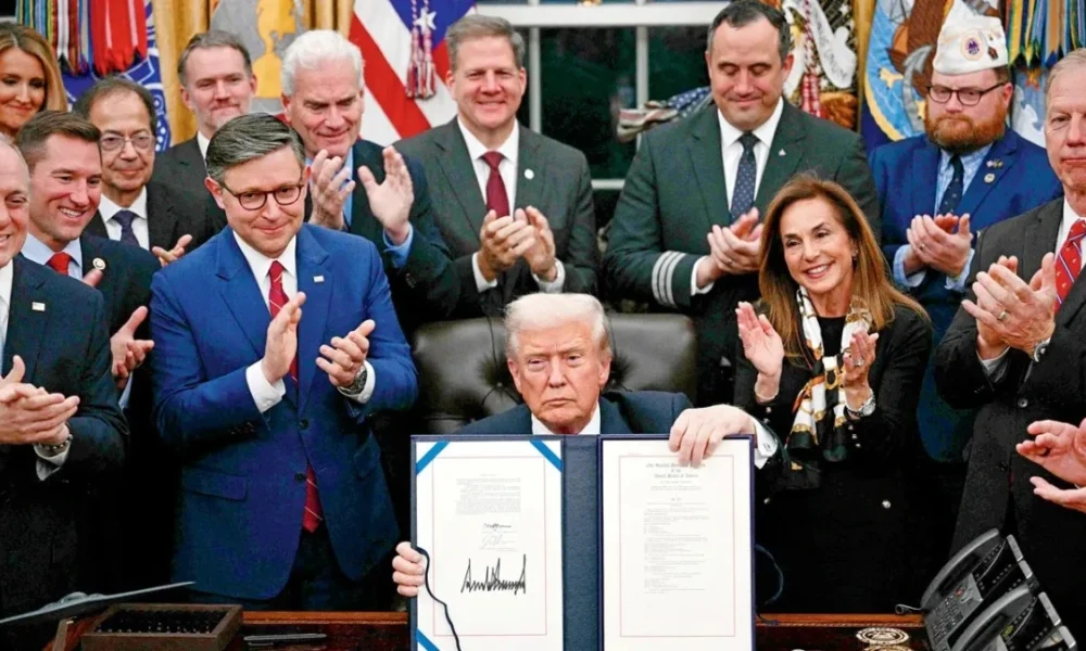 America का सबसे लंबा ‘Shutdown’ समाप्त: 1.4 Million Employees को 43 दिन बाद मिलेगा वेतन! लेकिन Situation अभी भी पूरी तरह Normal नहीं