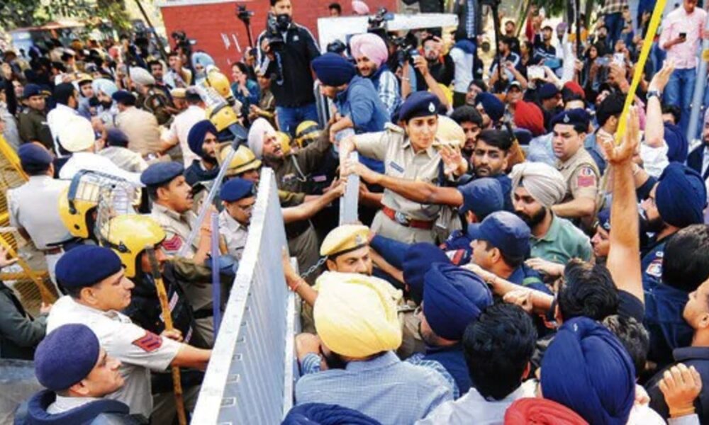 PU का Gate तोड़ने वालों के ख़िलाफ़ FIR: Police से झड़प के भी आरोप; 18 से 20 November को होने वाली Exams Cancelled PU का Gate तोड़ने वालों के ख़िलाफ़ FIR: Police से झड़प के भी आरोप; 18 से 20 November को होने वाली Exams Cancelled