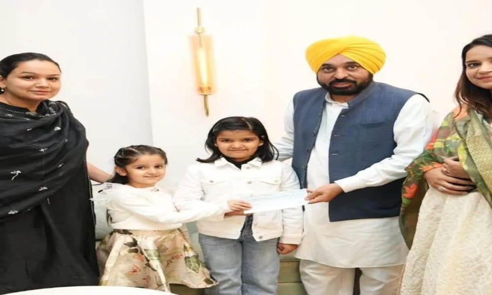 बच्चियों की पहली कमाई, बनी दूसरों की आशा: 7 और 6 वर्षीय बहनों ने workshop की कमाई flood victims को donate की, CM Mann ने की सराहना