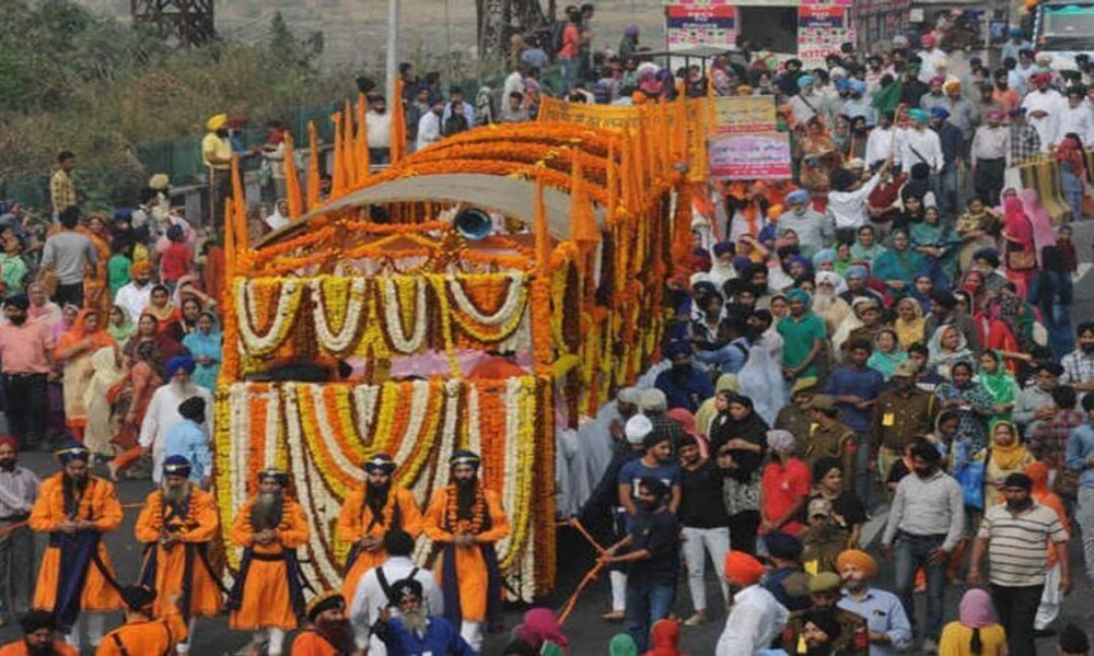 Guru Tegh Bahadur Ji की महान शहादत को सलाम! चारों दिशाओं से आए Nagar Kirtans Sri Anandpur Sahib में हुए सम्पूर्ण, श्रद्धा में डूबी पवित्र नगरी!