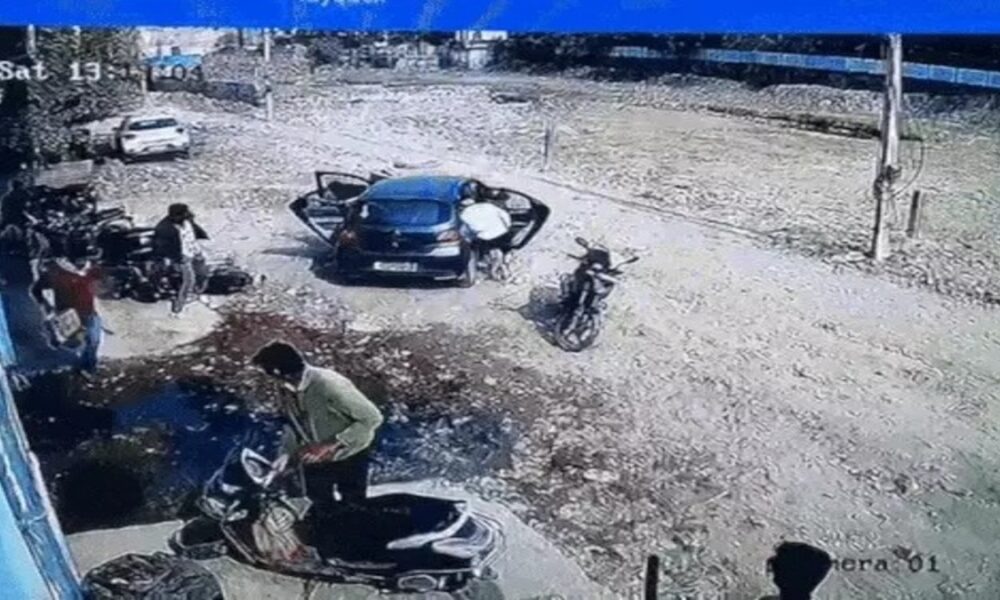 Gurugram में Delivery Boy पर जानलेवा हमला: चलती Car से उतरे हमलावरों ने कुल्हाड़ी, लाठी-डंडों से बरसाए वार, हालत Critical