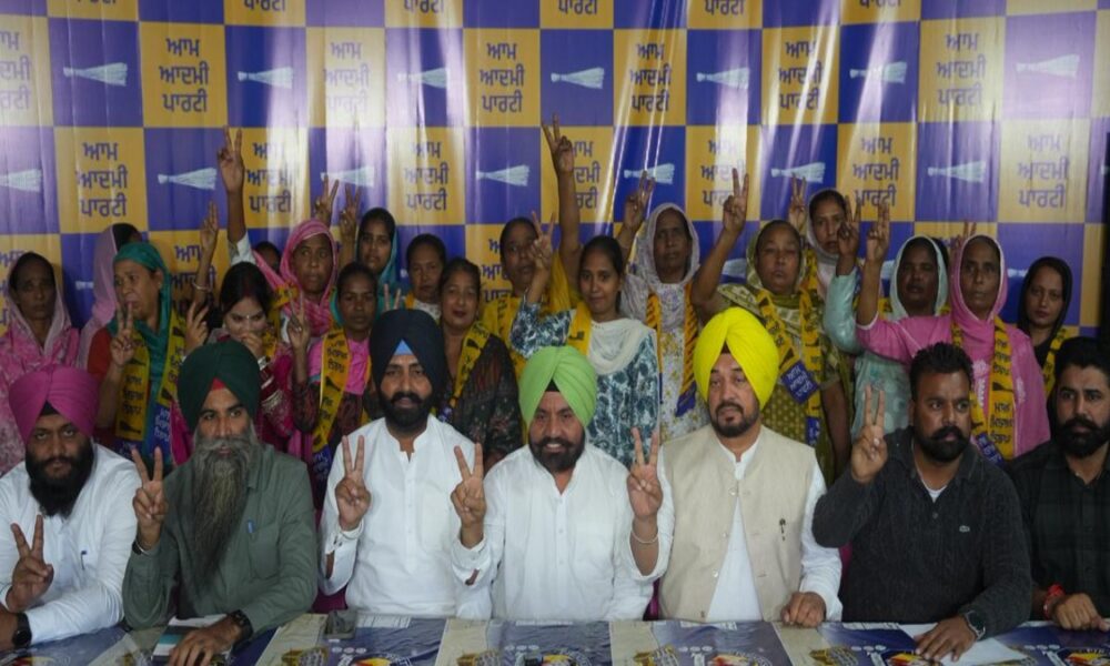 Tarn Taran by-election से पहले APP को बड़ा समर्थन; 100 से ज्यादा families ने party join की, महिलाओं और युवाओं ने कहा – हम Harmeet Sandhu को जिताएंगे Tarn Taran by-election से पहले APP को बड़ा समर्थन; 100 से ज्यादा families ने party join की, महिलाओं और युवाओं ने कहा – हम Harmeet Sandhu को जिताएंगे