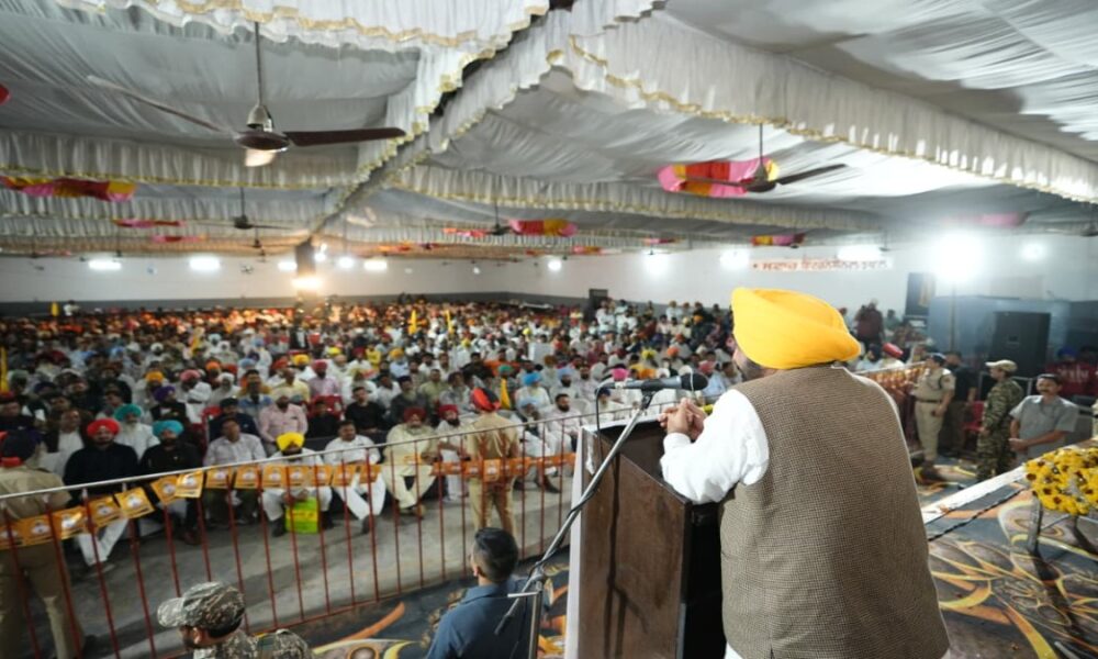 CM Bhagwant Mann ने Panjwad, Thatthi Sohal और Jhabal Kalan में किया जोरदार चुनाव प्रचार, Akali और Congress पर साधा तीखा निशाना CM Bhagwant Mann ने Panjwad, Thatthi Sohal और Jhabal Kalan में किया जोरदार चुनाव प्रचार, Akali और Congress पर साधा तीखा निशाना