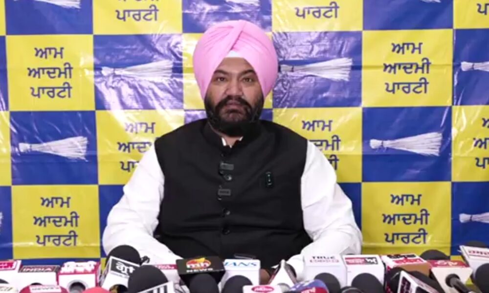 अमृतसर में AAP नेता Talbir की प्रेस कॉन्फ्रेंस:बोले-अकाली दल को नहीं मिल रहा मजबूत उम्मीदवार, बादल पर साधा निशाना अमृतसर में AAP नेता Talbir की प्रेस कॉन्फ्रेंस:बोले-अकाली दल को नहीं मिल रहा मजबूत उम्मीदवार, बादल पर साधा निशाना