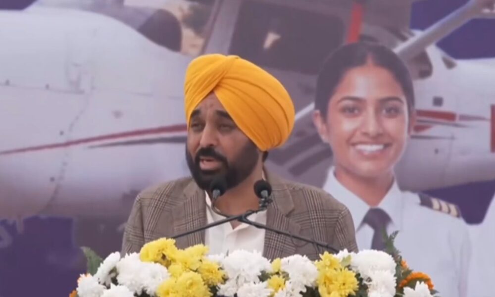 पंजाब CM ने भावी पायलट इंजीनियरों को दी नसीहत:उड़ान भरें पर जमीन से जुड़े रहें