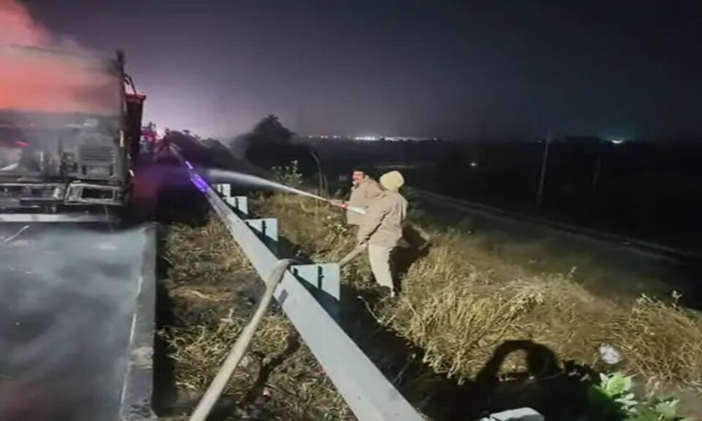 KMP Expressway पर चलते Truck में लगी भीषण आग, Driver ने समय रहते कूदकर बचाई जान– Fire Brigade ने 30 मिनट में बुझाई आग KMP Expressway पर चलते Truck में लगी भीषण आग, Driver ने समय रहते कूदकर बचाई जान– Fire Brigade ने 30 मिनट में बुझाई आग