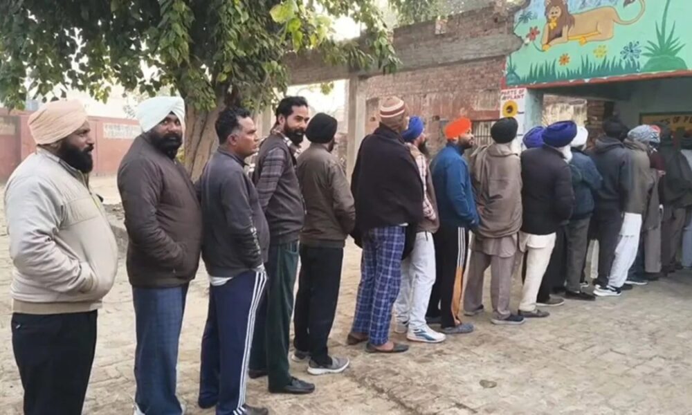 Punjab: जिला परिषद, पंचायत समिति चुनाव के लिए मतदान शुरू, 9,000 से अधिक उम्मीदवार मैदान में